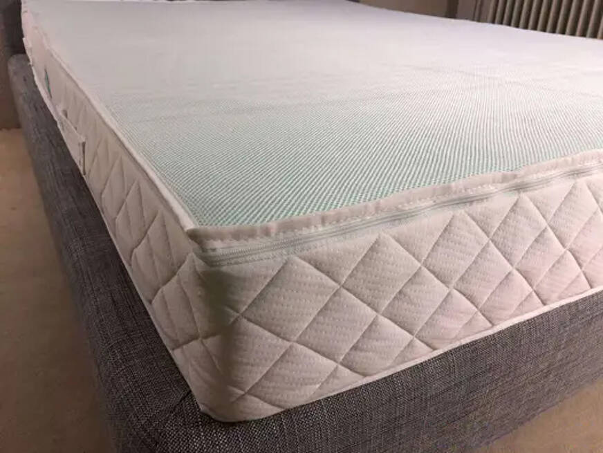 DIE MATRATZE von Weltbett mit Probeschläfer auf dem Rücken